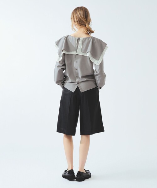 Ray BEAMS(レイビームス)の「スクエア ケープカラー ブラウス(シャツ/ブラウス・レディース・ライトグレー/ホワイト・ONE SIZE)」の9枚目の写真