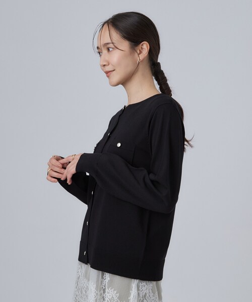 SHOO・LA・RUE(シューラルー)の「【洗濯機可/S-LL】金ボタンが上品に。さらさらタッチカーディガン(カーディガン/ボレロ・レディース・ボルドー/ブルー系その他/ブラック/ライトグレー・04/03/02/01)」の10枚目の写真