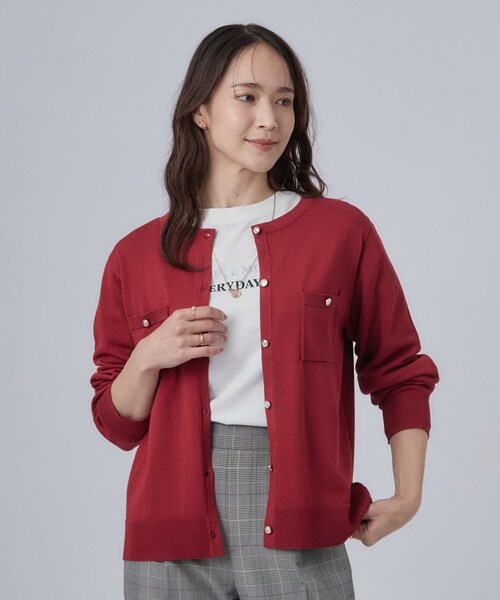 SHOO・LA・RUE(シューラルー)の「【洗濯機可/S-LL】金ボタンが上品に。さらさらタッチカーディガン(カーディガン/ボレロ・レディース・ボルドー/ブルー系その他/ブラック/ライトグレー・04/03/02/01)」の13枚目の写真