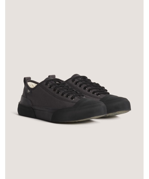 Maison Kitsune(メゾンキツネ)の「CANVAS SNEAKERS(スニーカー・メンズ・ブラック・44/43/42/41/40/39/38/37/36)」の1枚目の写真