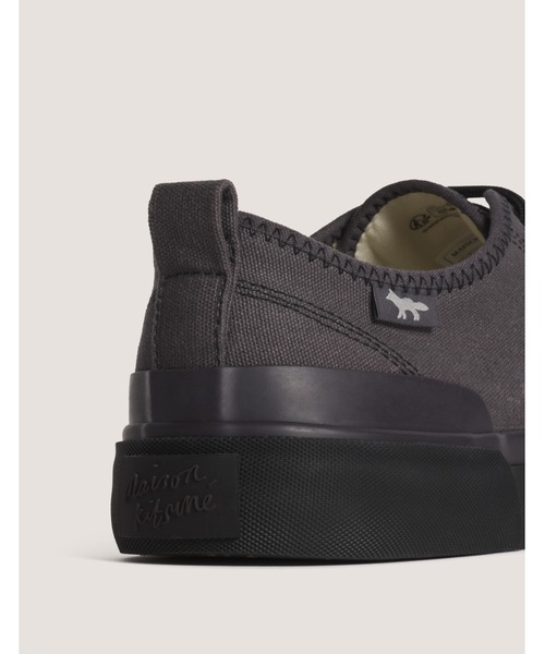Maison Kitsune(メゾンキツネ)の「CANVAS SNEAKERS(スニーカー・メンズ・ブラック・44/43/42/41/40/39/38/37/36)」の7枚目の写真