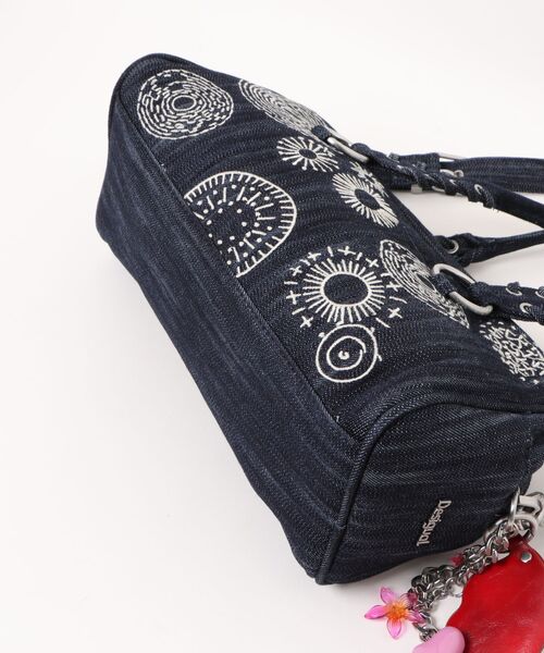 Desigual(デシグアル)の「Embroidered Skull Denim Handbag / エンブロイダード スカル デニムハンドバッグ(ハンドバッグ・レディース・ブルー・FREE)」の5枚目の写真