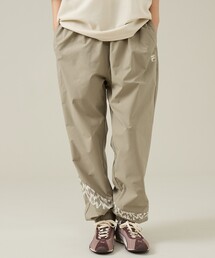 ELEY KISHIMOTO(イーリーキシモト)の「【ELEY KISHIMOTO×FILA】イーリーキシモト×フィラ トラックパンツ / ユニセックス / SM6FCU720(その他パンツ)」