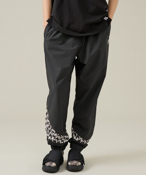 FILA（フィラ）の「【ELEY KISHIMOTO×FILA】イーリーキシモト×フィラ トラックパンツ / ユニセックス / SM6FCU720（その他パンツ・メンズ・カーキ/ブラック・L/M）」の3枚目の写真