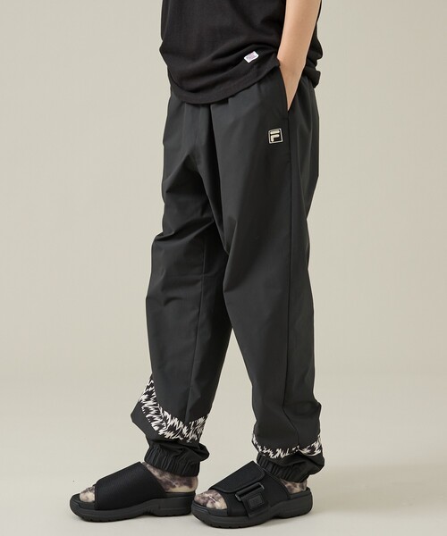 FILA（フィラ）の「【ELEY KISHIMOTO×FILA】イーリーキシモト×フィラ トラックパンツ / ユニセックス / SM6FCU720（その他パンツ・メンズ・カーキ/ブラック・L/M）」の4枚目の写真