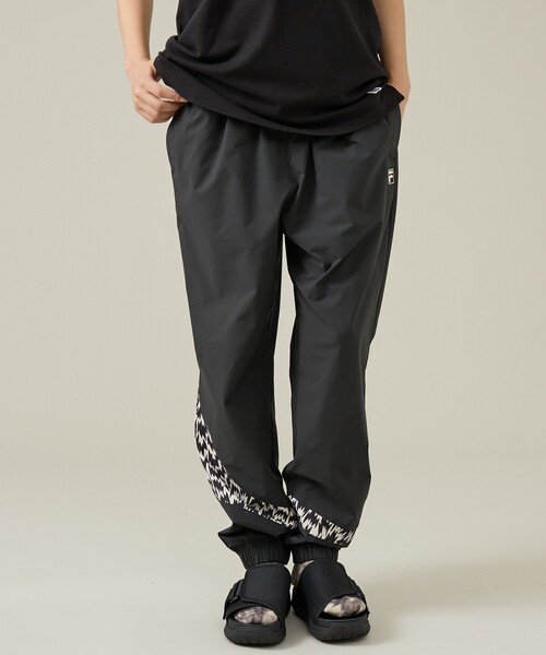 FILA（フィラ）の「【ELEY KISHIMOTO×FILA】イーリーキシモト×フィラ トラックパンツ / ユニセックス / SM6FCU720（その他パンツ・メンズ・カーキ/ブラック・L/M）」の5枚目の写真