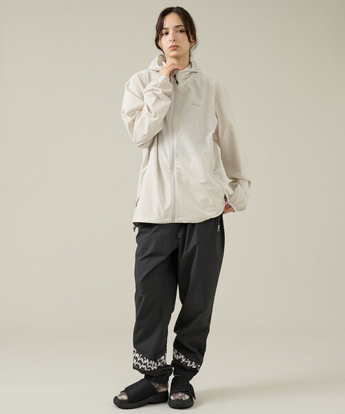 FILA（フィラ）の「【ELEY KISHIMOTO×FILA】イーリーキシモト×フィラ トラックパンツ / ユニセックス / SM6FCU720（その他パンツ・メンズ・カーキ/ブラック・L/M）」の14枚目の写真