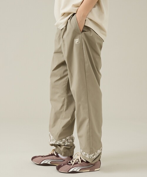 FILA（フィラ）の「【ELEY KISHIMOTO×FILA】イーリーキシモト×フィラ トラックパンツ / ユニセックス / SM6FCU720（その他パンツ・メンズ・カーキ/ブラック・L/M）」の22枚目の写真