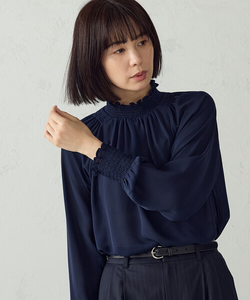 COMME CA ISM(コムサイズム)の「シャーリング ブラウス(シャツ/ブラウス・レディース・ブラック×ホワイト/ホワイト×ブラック/ネイビー/オフホワイト・L/M)」の4枚目の写真