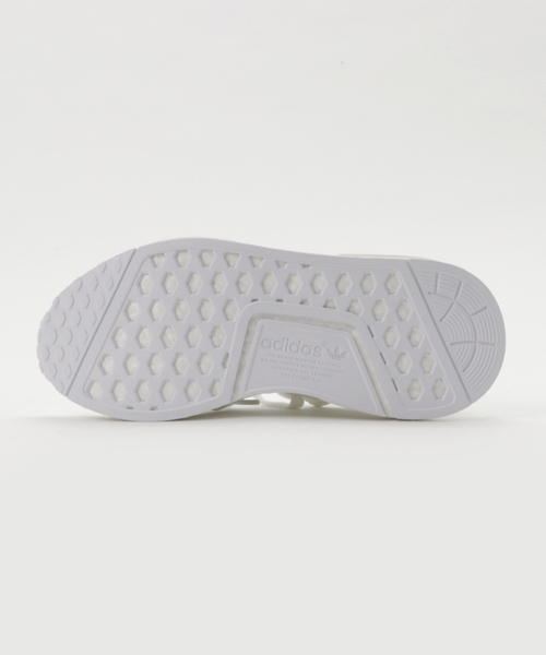 adidas Originals（アディダスオリジナルス）の「オリジナルス エヌ エムディー［NMD_R1]（スニーカー・メンズ・ホワイト・28.5cm/25.5cm/24.5cm/24.0cm/29.0cm/27.0cm/27.5cm/29.5cm/26.0cm/28.0cm/30.0cm/23.5cm/22.5cm/25.0cm/26.5cm/22.0cm/23.0cm）」の3枚目の写真