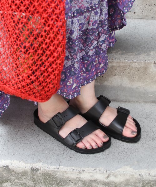 BIRKENSTOCK(ビルケンシュトック)の「【BIRKENSTOCK/ビルケンシュトック】ARIZONA EVA:サンダル#(サンダル・レディース・ホワイト/ブラック・38/37/36)」の2枚目の写真
