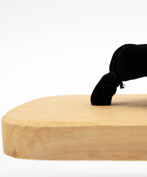 ８(eight)（エイト）の「本格派本桐下駄（和装小物・メンズ・ブラック・MEDIUM/LARGE/X-LARGE）」の6枚目の写真