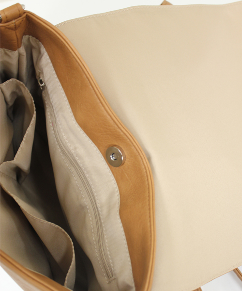 one after another NICE CLAUP(ワンアフターアナザーナイスクラップ)の「【ナイスクラップ】2WAYBAG(バックパック/リュック・レディース・ブラック/パープル/キャメル・FREE)」の4枚目の写真