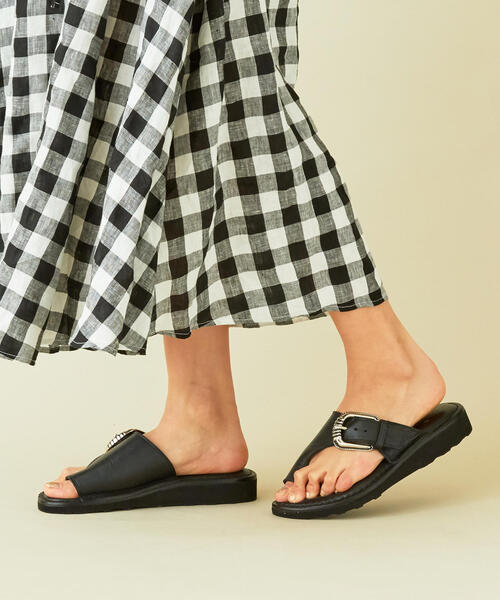 CAMINANDO(カミナンド)の「【別注】<CAMINANDO>∴レザーバックルトングサンダル ◆(サンダル・レディース・ブラック/ホワイト・7/8/6)」の3枚目の写真