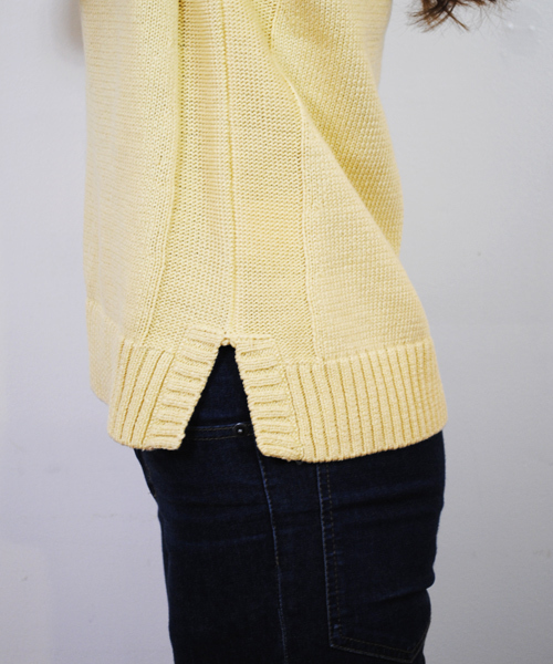 SILAS(サイラス)の「SLIT KNIT PULLOVER(ニット/セーター・レディース・イエロー/ネイビー・ONE SIZE)」の3枚目の写真