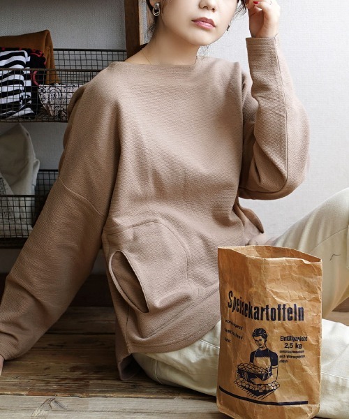 zootie(ズーティー)の「ふっくらカットソー ポケット付き ワイドプルオーバー(Tシャツ/カットソー・レディース・オフホワイト/チャコール/ブラック/ライトブルー/スモークピンク/マスタード/グリーン系その他/グリーン/ベージュ/ライム/ライトグレー/ホワイト/ネイビー/グレイッシュブルー/モカ/ラベンダー/オレンジ/ブラウン系その他/イエロー系その他/ワインレッド・フリー)」の8枚目の写真