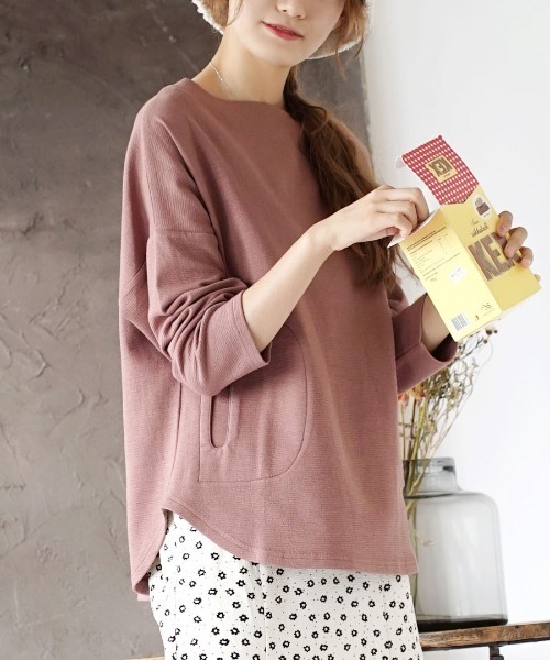 zootie(ズーティー)の「ふっくらカットソー ポケット付き ワイドプルオーバー(Tシャツ/カットソー・レディース・オフホワイト/チャコール/ブラック/ライトブルー/スモークピンク/マスタード/グリーン系その他/グリーン/ベージュ/ライム/ライトグレー/ホワイト/ネイビー/グレイッシュブルー/モカ/ラベンダー/オレンジ/ブラウン系その他/イエロー系その他/ワインレッド・フリー)」の18枚目の写真