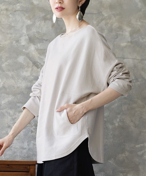 zootie(ズーティー)の「ふっくらカットソー ポケット付き ワイドプルオーバー(Tシャツ/カットソー・レディース・オフホワイト/チャコール/ブラック/ライトブルー/スモークピンク/マスタード/グリーン系その他/グリーン/ベージュ/ライム/ライトグレー/ホワイト/ネイビー/グレイッシュブルー/モカ/ラベンダー/オレンジ/ブラウン系その他/イエロー系その他/ワインレッド・フリー)」の4枚目の写真