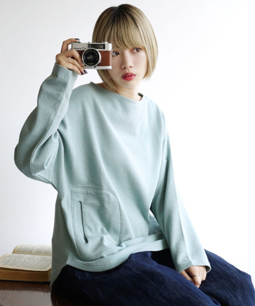 zootie(ズーティー)の「ふっくらカットソー ポケット付き ワイドプルオーバー(Tシャツ/カットソー・レディース・オフホワイト/チャコール/ブラック/ライトブルー/スモークピンク/マスタード/グリーン系その他/グリーン/ベージュ/ライム/ライトグレー/ホワイト/ネイビー/グレイッシュブルー/モカ/ラベンダー/オレンジ/ブラウン系その他/イエロー系その他/ワインレッド・フリー)」の12枚目の写真