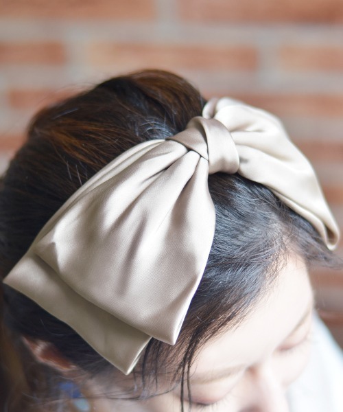 Fun & Daily（ファンアンドデイリー）の「F&D : ビッグリボンシャイニーカチューシャ（カチューシャ・レディース・ブラック/ベージュ/パープル/ピンク・FREE）」の6枚目の写真