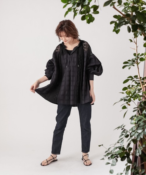 RIVE DROITE（リヴドロワ）の「女性らしく着映える　レース切替ドロストスモックブラウス（シャツ/ブラウス・レディース・オフホワイト/ブラック・FREE）」の6枚目の写真