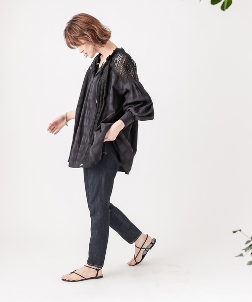 RIVE DROITE（リヴドロワ）の「女性らしく着映える　レース切替ドロストスモックブラウス（シャツ/ブラウス・レディース・オフホワイト/ブラック・FREE）」の12枚目の写真