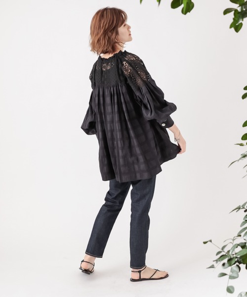 RIVE DROITE（リヴドロワ）の「女性らしく着映える　レース切替ドロストスモックブラウス（シャツ/ブラウス・レディース・オフホワイト/ブラック・FREE）」の4枚目の写真