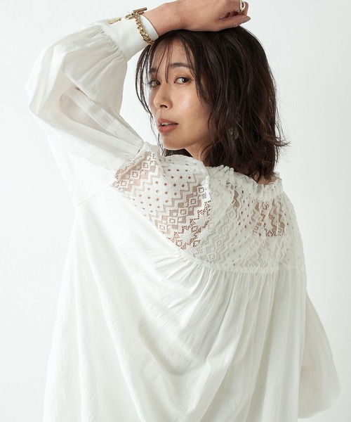 RIVE DROITE（リヴドロワ）の「女性らしく着映える　レース切替ドロストスモックブラウス（シャツ/ブラウス・レディース・オフホワイト/ブラック・FREE）」の3枚目の写真