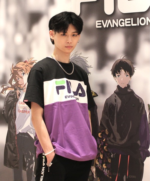 FILA(フィラ)の「【FILA×RADIO EVA】ロゴTシャツ(Tシャツ/カットソー・メンズ・ピンク/ブラック・MEDIUM/SMALL/LARGE/X-LARGE)」の1枚目の写真