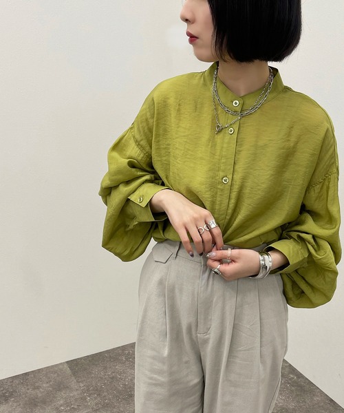 apres jour mignon（アプレジュールミニョン）の「シアー袖ボリュームバンドカラーシャツ【ZOZOTOWN限定アイテム】（シャツ/ブラウス・レディース・オフホワイト/パープル/ライトベージュ/グリーン系その他/アイボリー/ブラック/ダークグリーン/オレンジ/バイオレット・フリー/X-LARGE）」の7枚目の写真