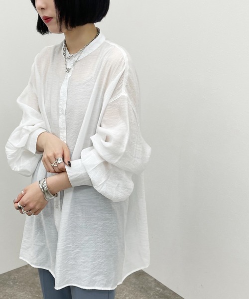 apres jour mignon（アプレジュールミニョン）の「シアー袖ボリュームバンドカラーシャツ【ZOZOTOWN限定アイテム】（シャツ/ブラウス・レディース・オフホワイト/パープル/ライトベージュ/グリーン系その他/アイボリー/ブラック/ダークグリーン/オレンジ/バイオレット・フリー/X-LARGE）」の2枚目の写真