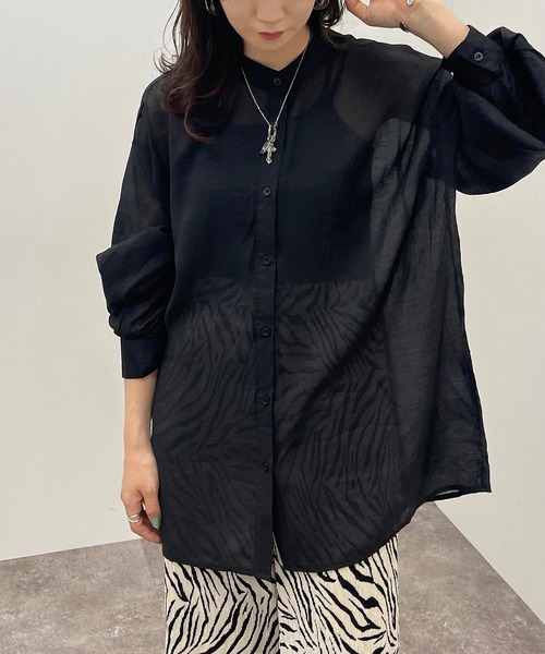 apres jour mignon（アプレジュールミニョン）の「シアー袖ボリュームバンドカラーシャツ【ZOZOTOWN限定アイテム】（シャツ/ブラウス・レディース・オフホワイト/パープル/ライトベージュ/グリーン系その他/アイボリー/ブラック/ダークグリーン/オレンジ/バイオレット・フリー/X-LARGE）」の4枚目の写真