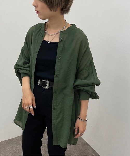 apres jour mignon（アプレジュールミニョン）の「シアー袖ボリュームバンドカラーシャツ【ZOZOTOWN限定アイテム】（シャツ/ブラウス・レディース・オフホワイト/パープル/ライトベージュ/グリーン系その他/アイボリー/ブラック/ダークグリーン/オレンジ/バイオレット・フリー/X-LARGE）」の6枚目の写真