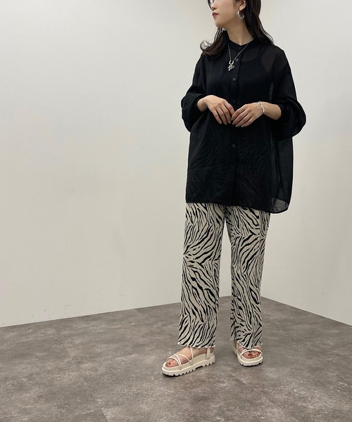 apres jour mignon（アプレジュールミニョン）の「シアー袖ボリュームバンドカラーシャツ【ZOZOTOWN限定アイテム】（シャツ/ブラウス・レディース・オフホワイト/パープル/ライトベージュ/グリーン系その他/アイボリー/ブラック/ダークグリーン/オレンジ/バイオレット・フリー/X-LARGE）」の12枚目の写真