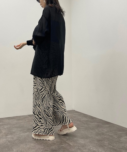 apres jour mignon（アプレジュールミニョン）の「シアー袖ボリュームバンドカラーシャツ【ZOZOTOWN限定アイテム】（シャツ/ブラウス・レディース・オフホワイト/パープル/ライトベージュ/グリーン系その他/アイボリー/ブラック/ダークグリーン/オレンジ/バイオレット・フリー/X-LARGE）」の13枚目の写真