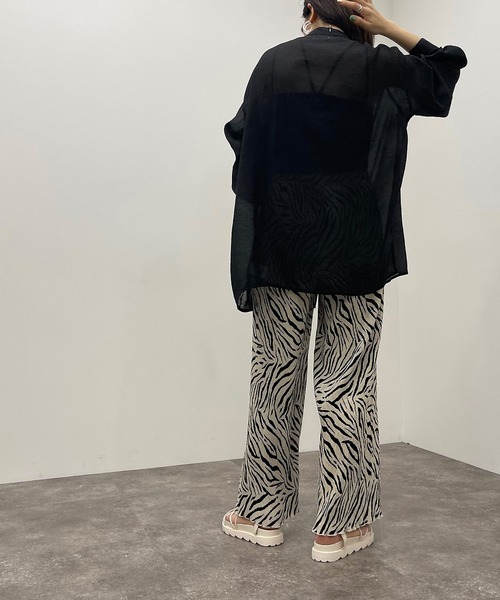 apres jour mignon（アプレジュールミニョン）の「シアー袖ボリュームバンドカラーシャツ【ZOZOTOWN限定アイテム】（シャツ/ブラウス・レディース・オフホワイト/パープル/ライトベージュ/グリーン系その他/アイボリー/ブラック/ダークグリーン/オレンジ/バイオレット・フリー/X-LARGE）」の14枚目の写真