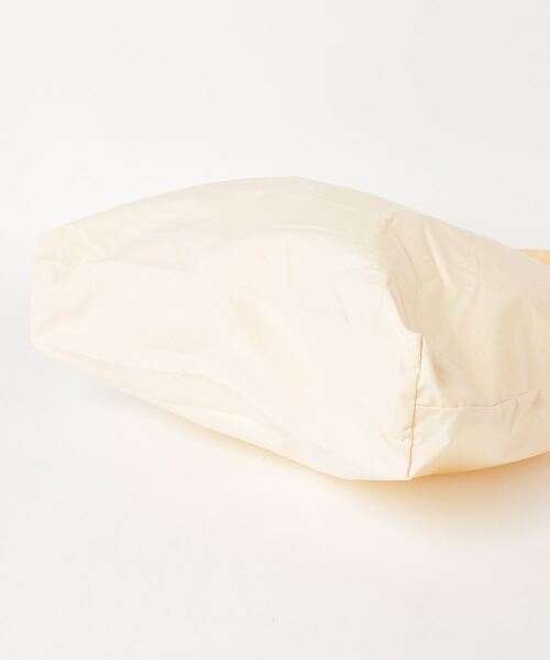 Maison Kitsune（メゾンキツネ）の「WOODEN FOX PRINT ECO BAG（エコバッグ/サブバッグ・メンズ・キナリ/ホワイト・U）」の4枚目の写真