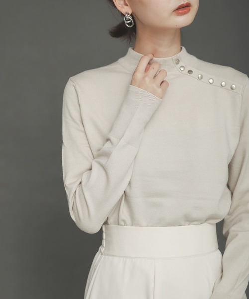 SENSE OF PLACE by URBAN RESEARCH（センスオブプレイスバイアーバンリサーチ）の「ストレッチボタンディテールセーター（ニット/セーター・レディース・ブラック/アイボリー/ライトブルー/ホワイト系その他・ONE）」の2枚目の写真