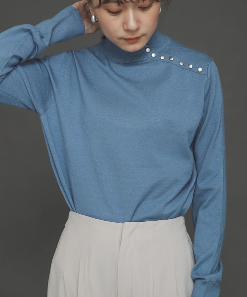 SENSE OF PLACE by URBAN RESEARCH（センスオブプレイスバイアーバンリサーチ）の「ストレッチボタンディテールセーター（ニット/セーター・レディース・ブラック/アイボリー/ライトブルー/ホワイト系その他・ONE）」の4枚目の写真