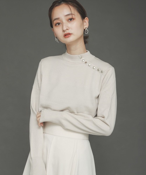 SENSE OF PLACE by URBAN RESEARCH（センスオブプレイスバイアーバンリサーチ）の「ストレッチボタンディテールセーター（ニット/セーター・レディース・ブラック/アイボリー/ライトブルー/ホワイト系その他・ONE）」の6枚目の写真