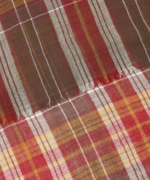 agnes b.（アニエスベー）の「【ユニセックス】ECHARPE オータムカラーチェックウールストール（ストール/ショール・レディース・マルチ・UNI）」の3枚目の写真