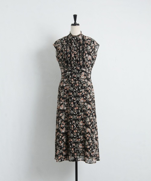 tocco closet(トッコ クローゼット)の「パール釦ハシゴレース切替ピンタックフラワープリントワンピース(ワンピース・レディース・ブラック/オフホワイト・M)」の12枚目の写真