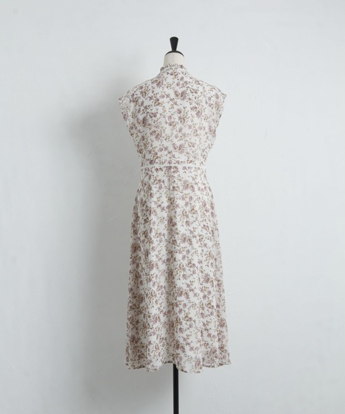 tocco closet(トッコ クローゼット)の「パール釦ハシゴレース切替ピンタックフラワープリントワンピース(ワンピース・レディース・ブラック/オフホワイト・M)」の4枚目の写真