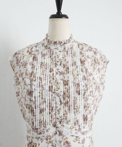 tocco closet(トッコ クローゼット)の「パール釦ハシゴレース切替ピンタックフラワープリントワンピース(ワンピース・レディース・ブラック/オフホワイト・M)」の18枚目の写真