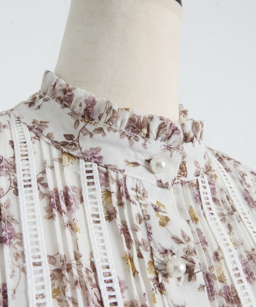 tocco closet(トッコ クローゼット)の「パール釦ハシゴレース切替ピンタックフラワープリントワンピース(ワンピース・レディース・ブラック/オフホワイト・M)」の7枚目の写真