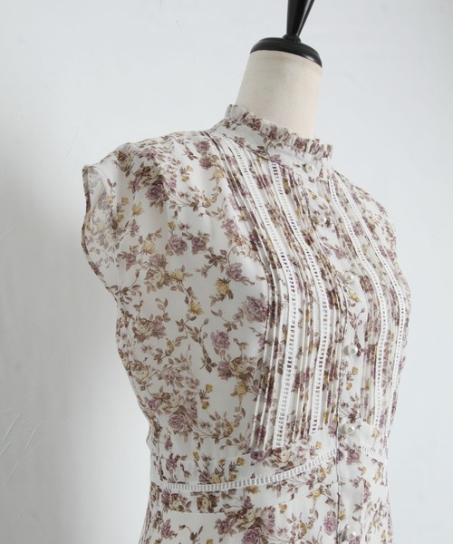 tocco closet(トッコ クローゼット)の「パール釦ハシゴレース切替ピンタックフラワープリントワンピース(ワンピース・レディース・ブラック/オフホワイト・M)」の10枚目の写真