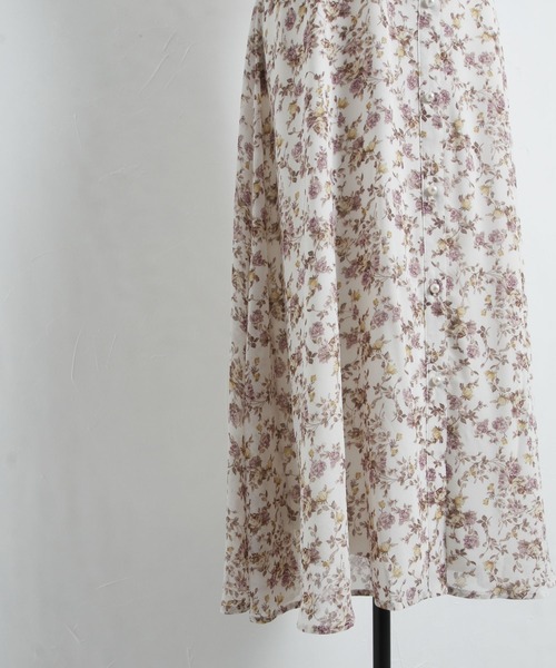 tocco closet(トッコ クローゼット)の「パール釦ハシゴレース切替ピンタックフラワープリントワンピース(ワンピース・レディース・ブラック/オフホワイト・M)」の21枚目の写真