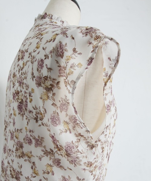 tocco closet(トッコ クローゼット)の「パール釦ハシゴレース切替ピンタックフラワープリントワンピース(ワンピース・レディース・ブラック/オフホワイト・M)」の13枚目の写真