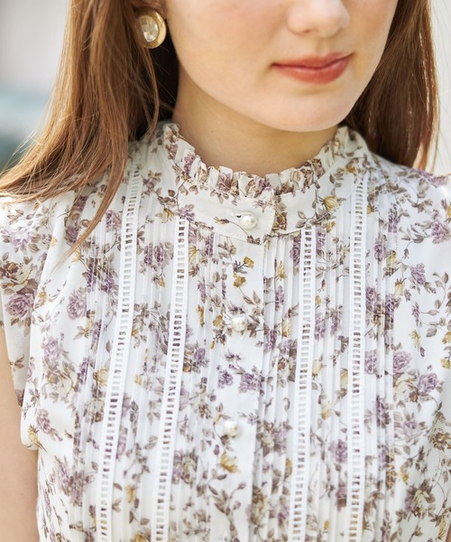 tocco closet(トッコ クローゼット)の「パール釦ハシゴレース切替ピンタックフラワープリントワンピース(ワンピース・レディース・ブラック/オフホワイト・M)」の16枚目の写真