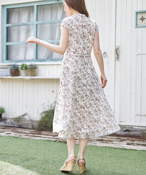 tocco closet(トッコ クローゼット)の「パール釦ハシゴレース切替ピンタックフラワープリントワンピース(ワンピース・レディース・ブラック/オフホワイト・M)」の19枚目の写真